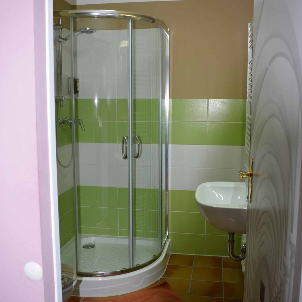 Zimmer 7 Badezimmer Ansicht 1