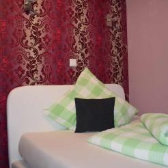 Zimmer 7 „Saturn“ Einzelzimmer Komfort – mit Bad und TV