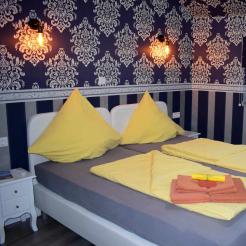 Zimmer 8 „Uranus“ Doppelzimmer Komfort – mit Bad und TV